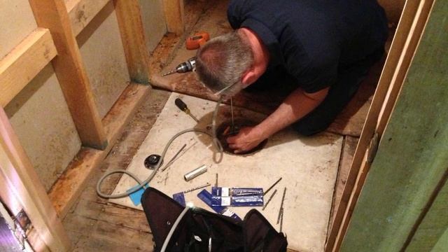 Нашел секретный сейф под лестницей #тайна #клад смотреть онлайн