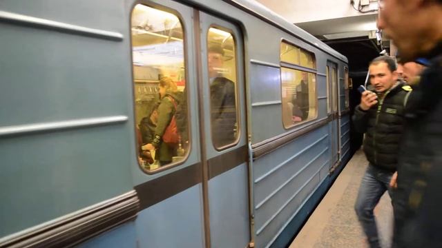 Поезд серии "Е" на "Волгоградском проспекте" смотреть онлайн