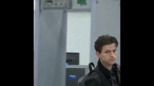 Тоби Магуайр использует взгляд человека паука для прикрытия от журналистов