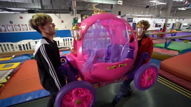WE BOUGHT THE BEST PRESENT FOR OUR LITTLE SISTER'S BIRTHDAY! смотреть онлайн