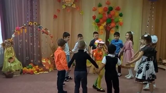 Игра "Осень просим" (сл Е. Благинина муз В. Витлина) осенний праздник Самодолова Наталья Сергеевна смотреть онлайн