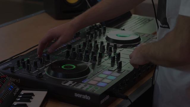 Roland DJ-808 DJ Controller "Flip Cue Points with TR Drum Machine" смотреть онлайн