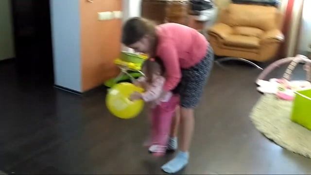 Как сестрички играют с воздушным шаром ?? смотреть онлайн