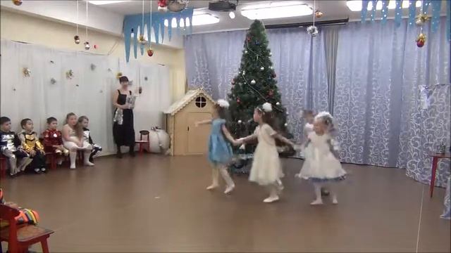 Новогодний утренник "Весёлый Новый Год" подготовительной группы. Воспитатель Шеверева Н.В. смотреть онлайн