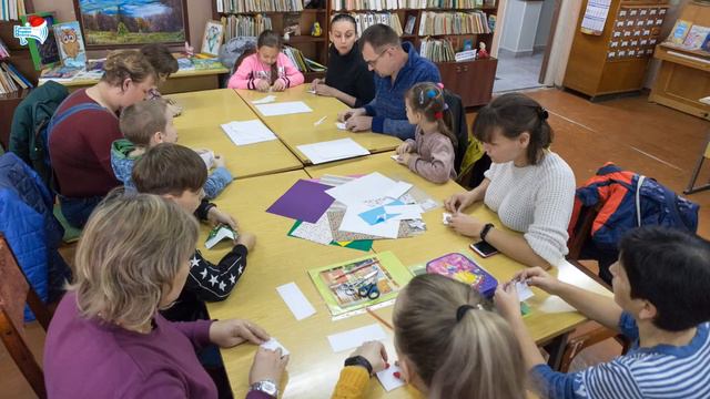 У центральній міській бібліотеці Горішніх Плавнів прикрасили ялинку фігурками орігамі 2019 р. смотреть онлайн