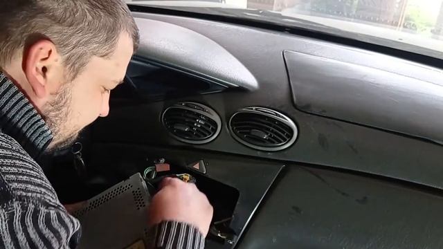 Как снять прикуриватель Ford Focus 1 седан американец #RAZNOBOY #FordFocus1 #фордфокус1
