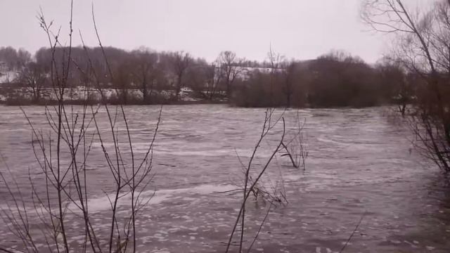 Сброс воды. Орловская область, река Зуша, Лыковская ГЭС. смотреть онлайн