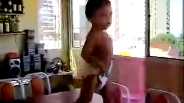 Зажигательный танец малыша из Бразилии смотреть онлайн