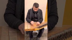 Игра на музыкальном щипковом инструменте Канун