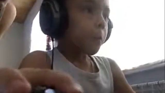 пацан играет в Контр Страйк (Counter-Strike) смотреть онлайн