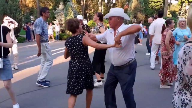 ЖАРКИЙ ИЮНЬ НАМ ВОЗРАЩАЕТ РАДОСТЬ УШЕДШИХ ЛЕТ! ТАНЦЫ В ПАРКЕ ГОРЬКОГО ХАРЬКОВ