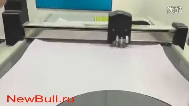 Планшетный режущий плоттер DCZ в процессе резки и надсечки абажура, режущий плоттер и раскройщик смотреть онлайн