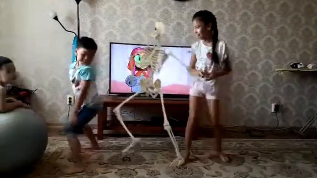 Танец скелета Арайлек и Альжанок смотреть онлайн