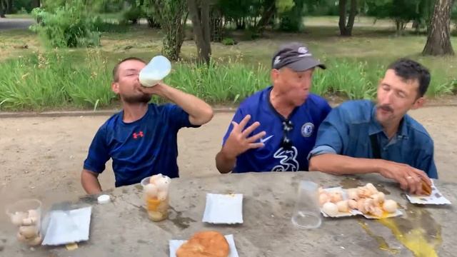 40 сырых яиц, молоко, беляши кто быстрее съест много еды | КУШАЮ челлендж смотреть онлайн