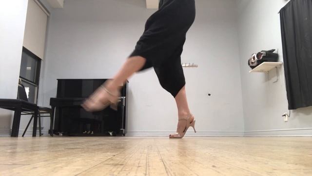 ARGENTINE TANGO TECHNIQUE FOR LADIES STYLING- PIVOTS, EMBELLISHEMNTS, BOLEOS AND ADORNOS TIPS смотреть онлайн