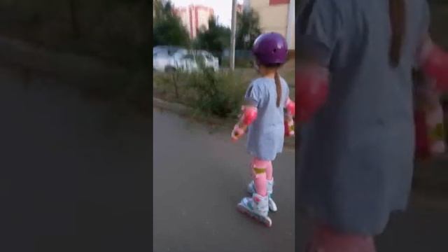 Учимся кататься на роликах Начало.Learning to roller skate смотреть онлайн