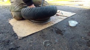 шиномонтаж литого диска на скутере своими руками, спускает колесо из под обода! Разбортировка!