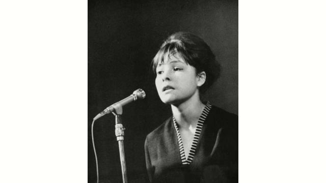 стихотворение Беллы Ахмадулиной читает Саша Белкина смотреть онлайн