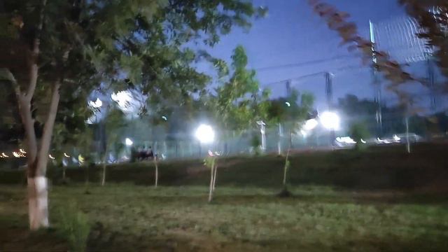 Парк " Дружбы" ( бывш . Бабура) вечером. Кинотеатр под открытым небом. Ташкент, август 2023. смотреть онлайн