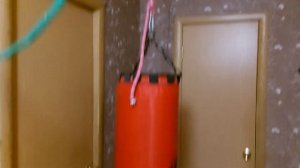 Как повесить боксерскую грушу в квартире.