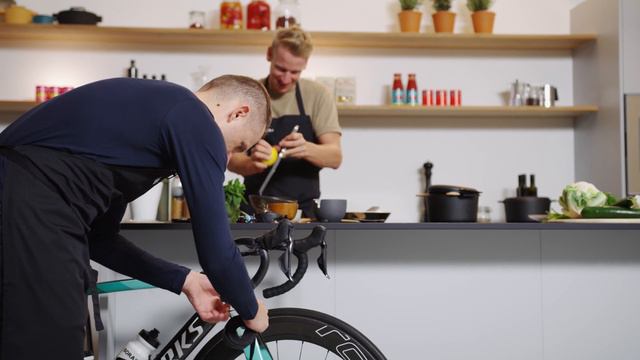 #BORAKitchenChallenge - Rafał Majka on the Bar Tape v Pascal Ackermann Cooking смотреть онлайн