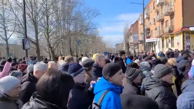 м Нова Каховка, Херсонська область Майорять українські прапори Мешканці не бажають підкорятися о смотреть онлайн