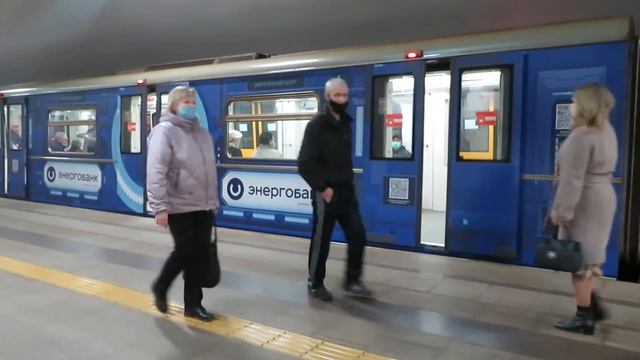 Прибытие метропоезда 81-740 "Русич" на станцию Кремлевская. (12.04.2021) смотреть онлайн