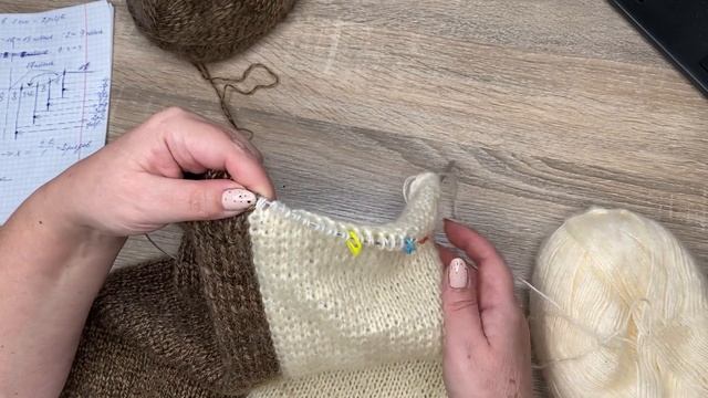 Двухцветный пуловер спицами смотреть онлайн