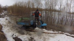 Мотороллер муравей, мопед внедорожный по грязи.