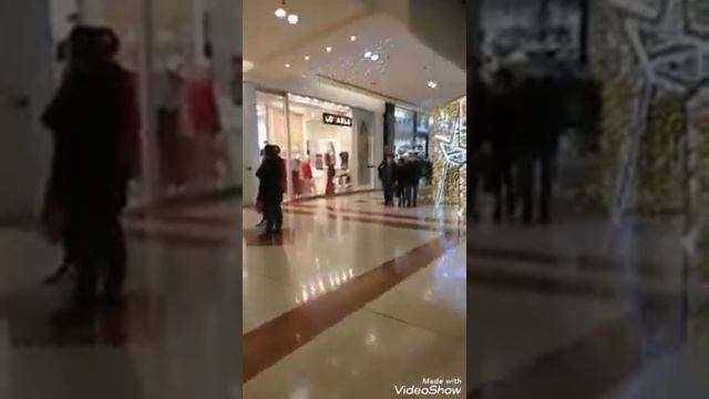 جولة خفيفة في المركز التجاري Centro  Commerciale (Orio Center Bergamo)
