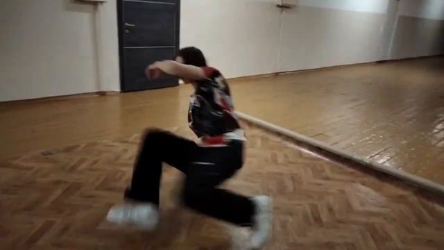 Тренировка по брейк-дансу в школьном коридоре смотреть онлайн