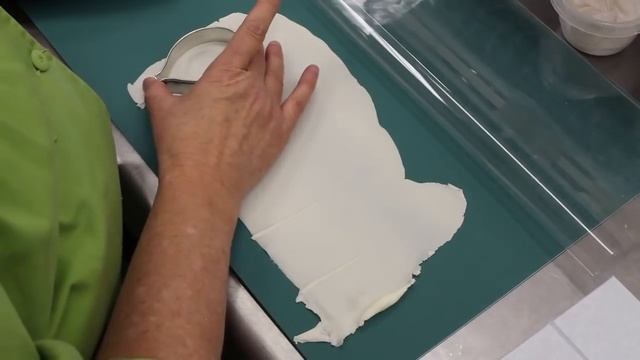 How to Make a Gumpaste Magnolia (Part 2 of 3) смотреть онлайн