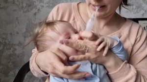 Как почистить нос грудному ребёнку аспиратором. В помощь молодым маме и папе. Cleaning baby nose.