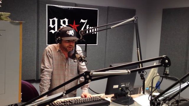 98.7 FM DJ Darren with Spider Headphone смотреть онлайн