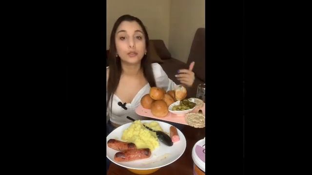 Мукбанк?Сосиски|пюре|оливки|чесночные булочки|аджика|хапапеньо?️