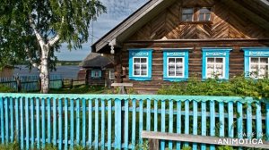 Низкий дом с голубыми ставнями