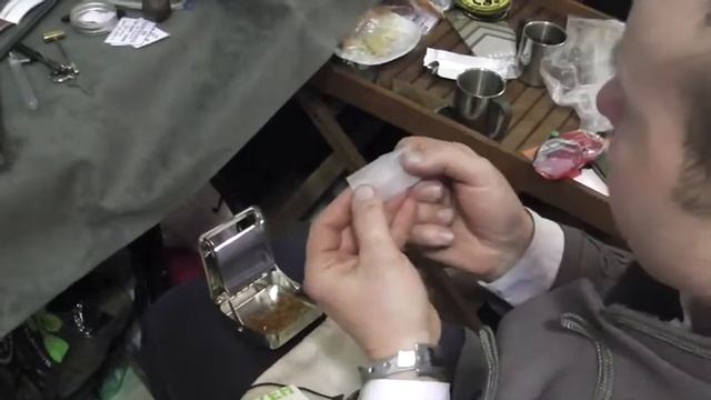 Скручивание сигареты. смотреть онлайн