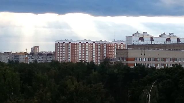 Лучи солнца пробиваются сквозь тучи. смотреть онлайн