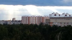 Лучи солнца пробиваются сквозь тучи.