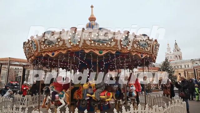 MOSCOW, RUSSIA - JANUARY 1, 2017: Christmas. Children on a festive carousel on Red Square in Moscow смотреть онлайн