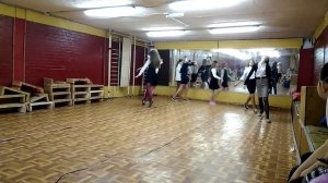 Старшеклассники танцуют 😂😂