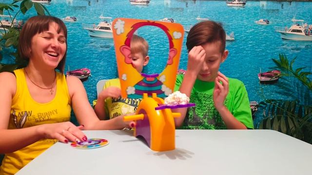 Мама, Данил и Тимур играют пирог в лицо! смотреть онлайн