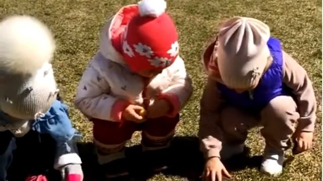 Тея Омарова гоняет на самокате))) смотреть онлайн