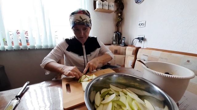 Пироги с яблоком и корицей