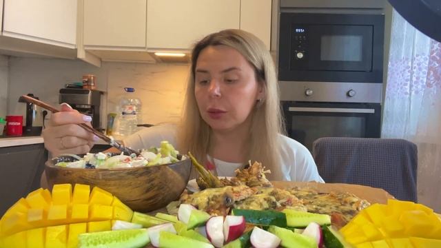 МУКБАНГ пицца ? как я начала работать мастером маникюра смотреть онлайн