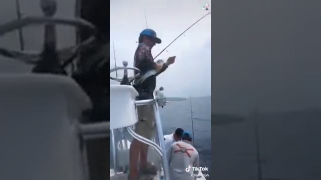 Случай на рыбалке смотреть онлайн