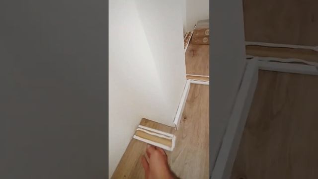 наносим жидкие гвозди на плинтус в два ряда. смотреть онлайн