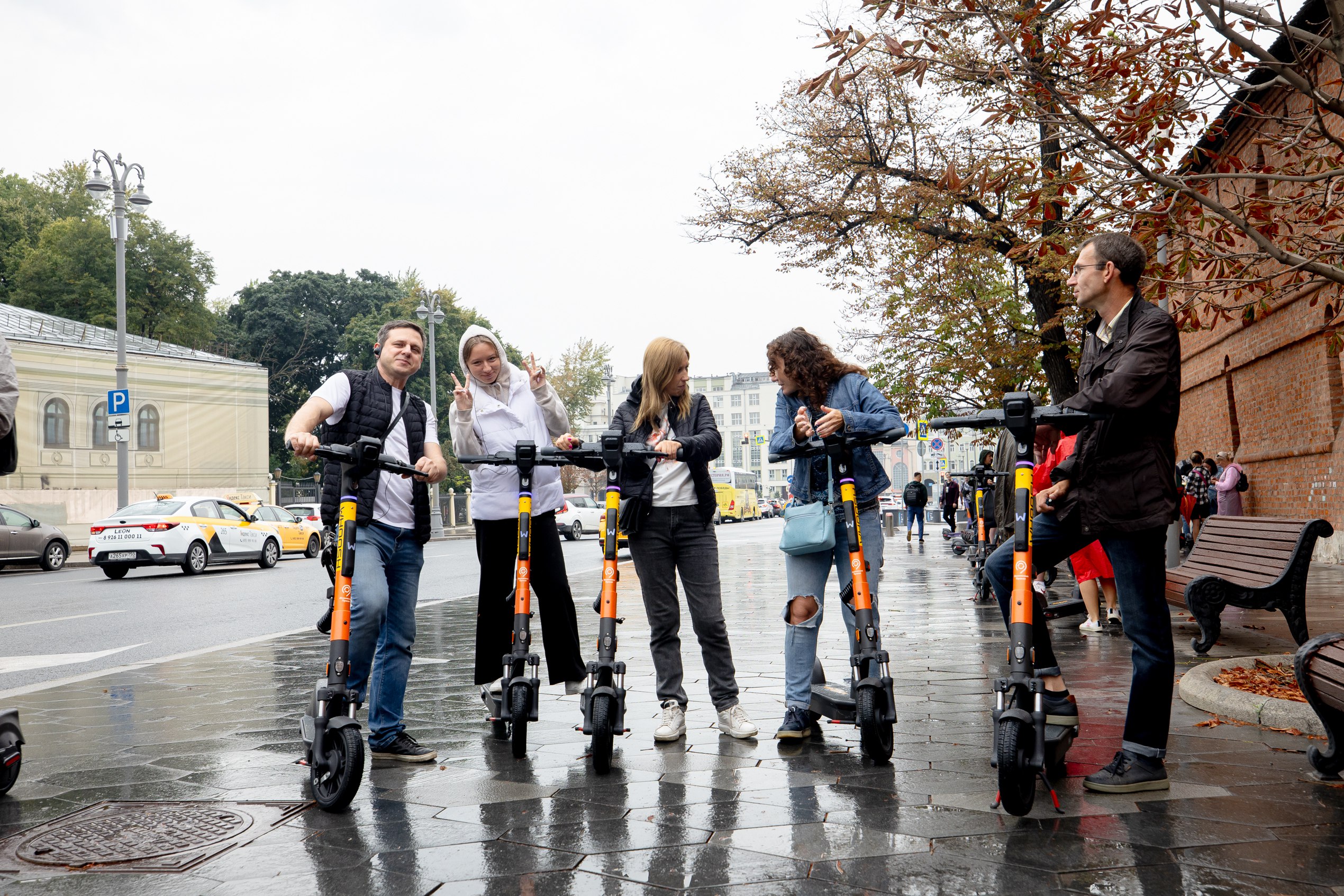 Экскурсия на самокатах Whoosh «Сердце Москвы. Кремль и Китай Город» смотреть онлайн