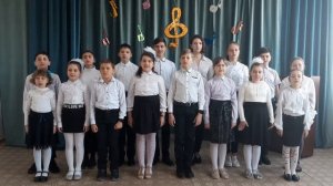 «Мир» из спектакля «Земля детей» муз.С.Баневича, сл.Т.Калининой. Руководитель хора Сиднева В.А..
