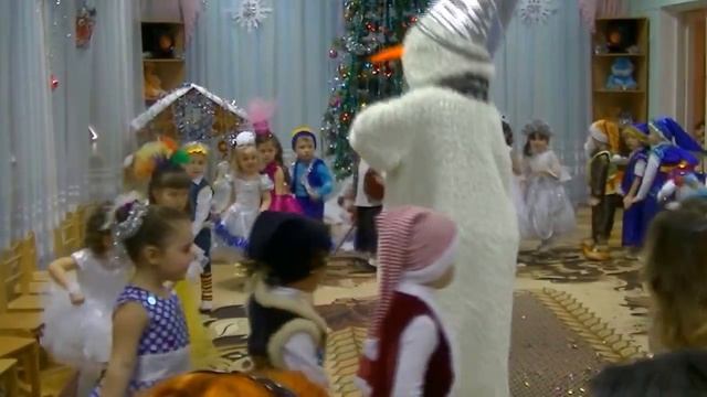 Танец детей с Снеговиком смотреть онлайн